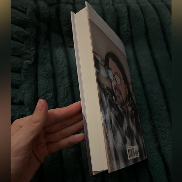 LIKE BRAND NEW- Dave Grohl Bio HardCover Book - Picture 6 of 6